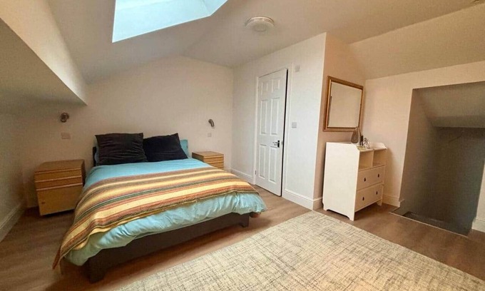 Bootle House | R5 - Spacious Loft Ensuite Room near Liverpool