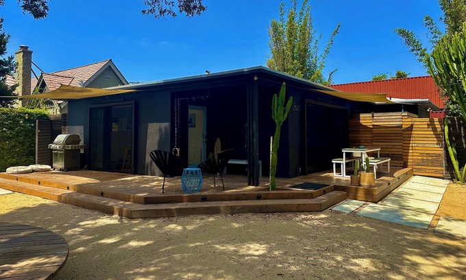 Mar Vista House | Rad Stay Mar Vista. Open concept two bedroom house with large private yard.