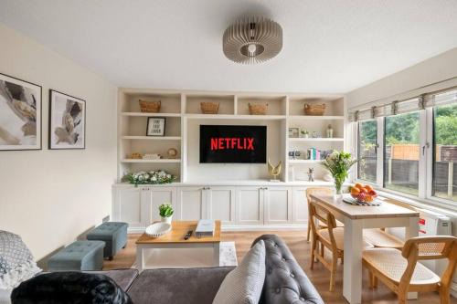 Datchet House | Radiant Retreat Datchet-12 mins to Heathrow close to Windsor ,Legoland, Eton and Slough