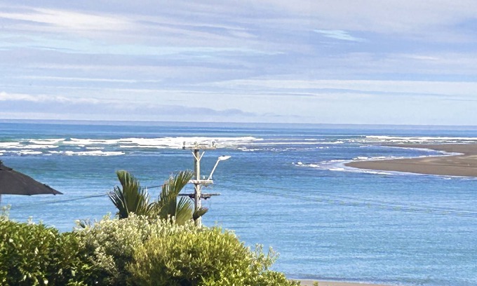 Raglan House | Raglan Beach House , Stunning Ocean and Harbour views out at Ocean Beach