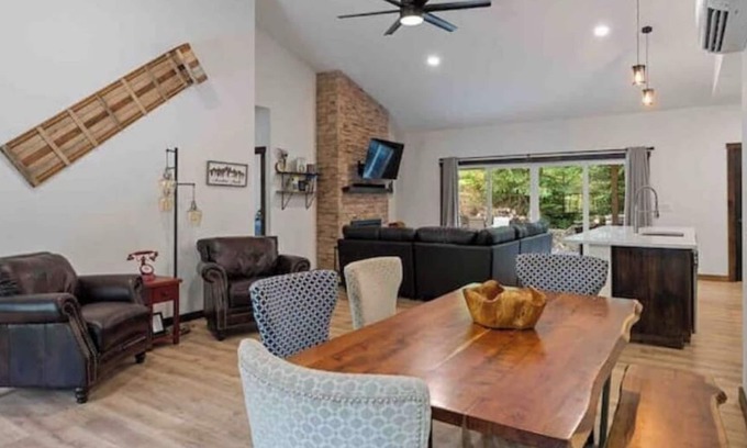 Ashford Cabin | Rainier Luxury-Hot Tub-Sauna-EV-Wifi