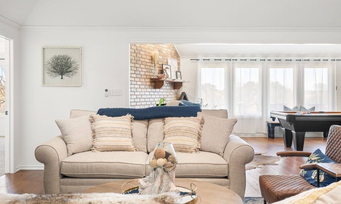 Granbury House | Ranch House with Private Pond and Horse Stalls