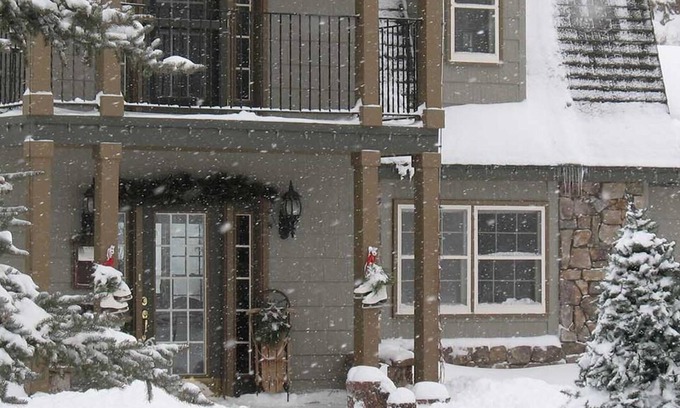 South Fork Bed & Breakfast | Rancher's Retreat GUESTROOM at Arbor House Inn Bed & Breakfast on the River.
