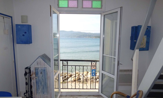 Les Sablettes Apartment | Rare at the location, foot in the beach, full sea view