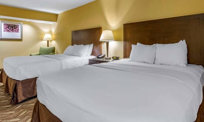 Roswell House | Rare Find! 3 Comfortable Units, Free Breakfast, Free Parking, Pet-friendly