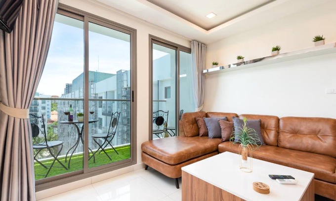 South Pattaya Apartment | Rare XXXL Swimming Pools Resort - 500Mbps Blazing Fast Free WIFI - Top Floor Pool View Balcony - Gym - Sauna - Kids Playground - Supermarkets