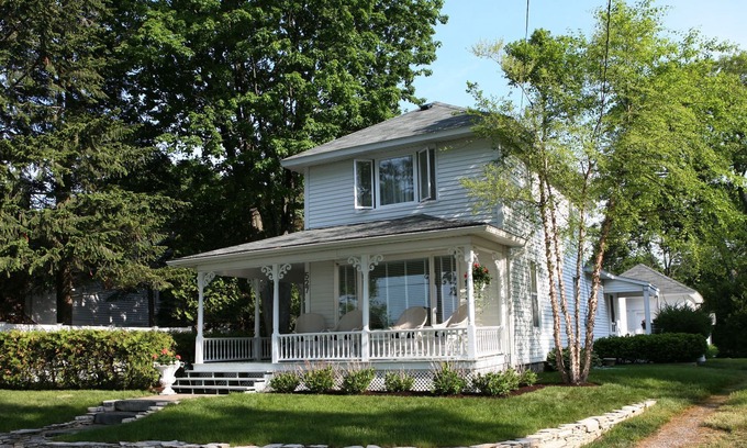 Harbor Springs Cottage | Rarely Available Vintage East Bluff Drive Cottage