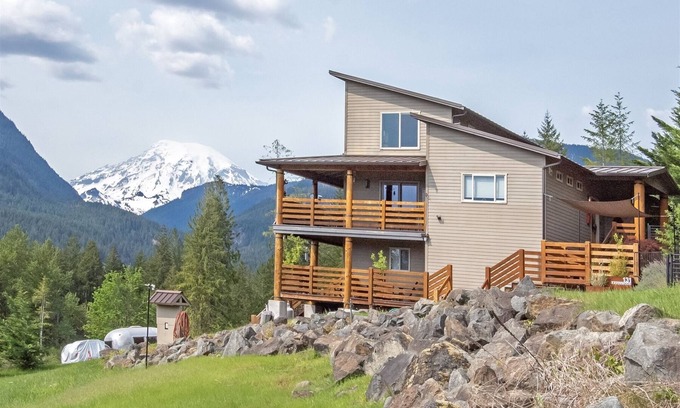 Packwood Cabin | Ravenwood | Rainier View | 1 Bed, 2.5 Bath