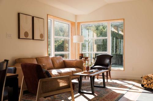 Tyendinaga House | Readwood Hangout