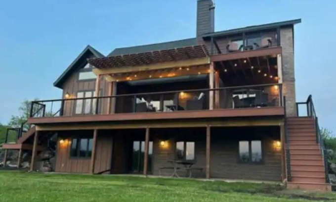 Merrimac House | Real Christmas Tree Farm! Devil's Lake nearby.
