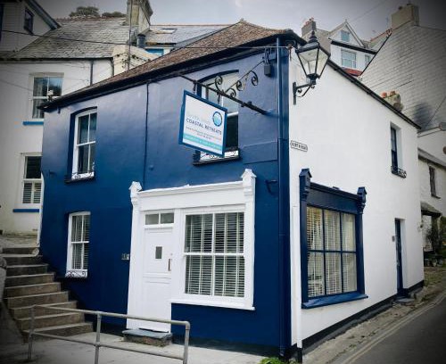West Looe Apartment | Recently On BBC 1s BEYOND PARADISE - Prospect House is TWO PRIVATE APARTMENTS in this 17th CENTURY COTTAGE - Apartment 2 has a KIDS CABIN BUNK ROOM - Book both apartments for ONE LARGE HOUSE with Connecting Door In Lobby - PUBLIC PARKING OUTSIDE