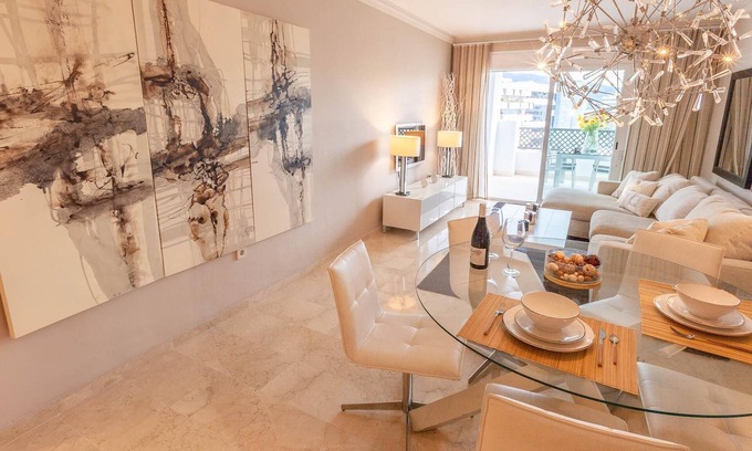 Puerto Banus Apartment | RECENTLY REFURBISHED APARTMENT IN THE HEART OF PUERTO BANÚS!