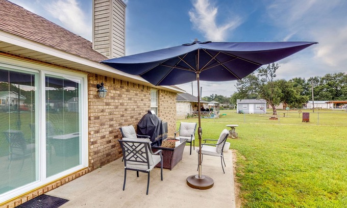 Northwest Pensacola House | Recently Updated Home with a Fire Table