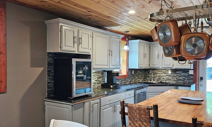 Stanford House | Red Hill House 3/2 RETREAT WITH HOT TUB 15 MINUTES FROM IU MEMORIAL STADIUM