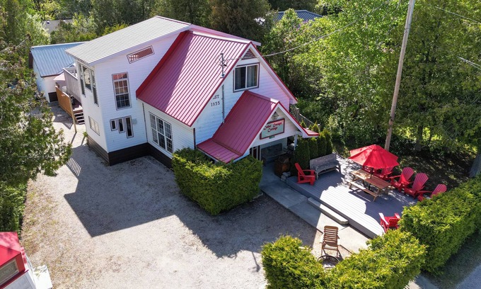 Tobermory House | Red Roof Cottage-Sleeps 22 | 5 Mins to Downtown Tobermory!
