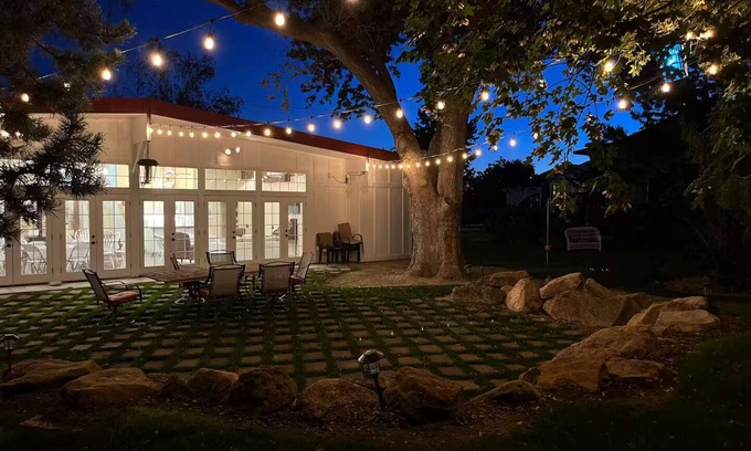 Nampa House | Red Roof Lodge large gathering space beds for 18 hot tub cold plunge