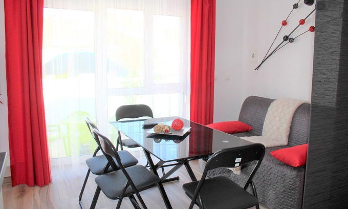 Peniche de Cima Apartment | Red Studio with private patio, 200 meters, 3 min by foot Beach of Peniche