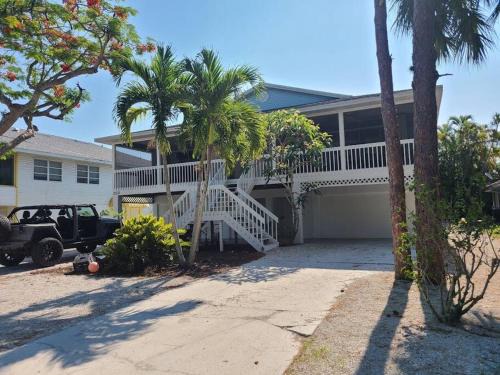 Bonita Shores Apartment | Redfish - Updated & Roomy 1.5 Mi to Beach Full Kitchen W&D