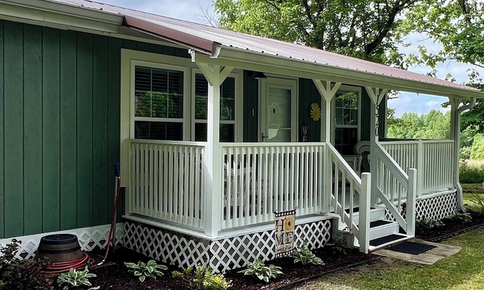 Pikeville Cottage | REDUCED RATES! Cute-Clean 2B-2B cottage with hot tub-Pet friendly-Minutes to FCF