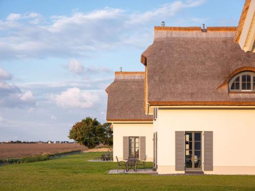Kreptitz House | Reetland am Meer - Premium Reetdachvilla mit 2 Schlafzimmern, Sauna und Kamin E04