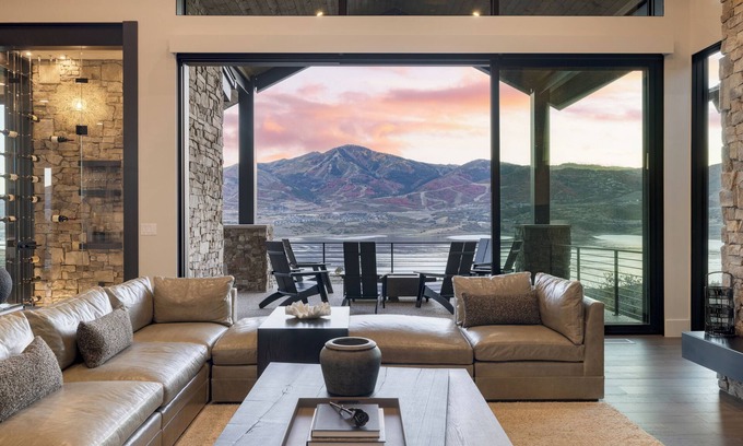 Hideout House | Reflection by AvantStay | Sleeps 18 + Lake Views | Hot Tub + Game Room