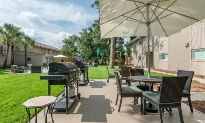 Jekyll Island Hotel | Refresh in a Spacious Room Near Jekyll Island Marina | w/Onsite Outdoor Pool!