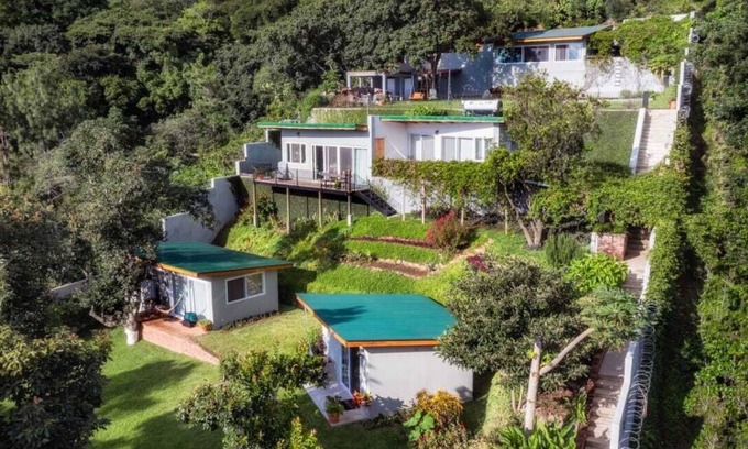San Pedro La Laguna Cabin | Refugio del Volcan, Green House. King Bed, granite counters, walls of windows