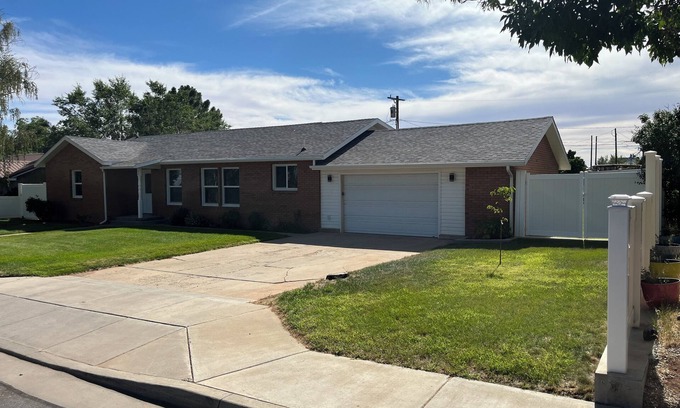 Blanding House | Refurnished and spacious 4 bedroom house, Sleeps 10!