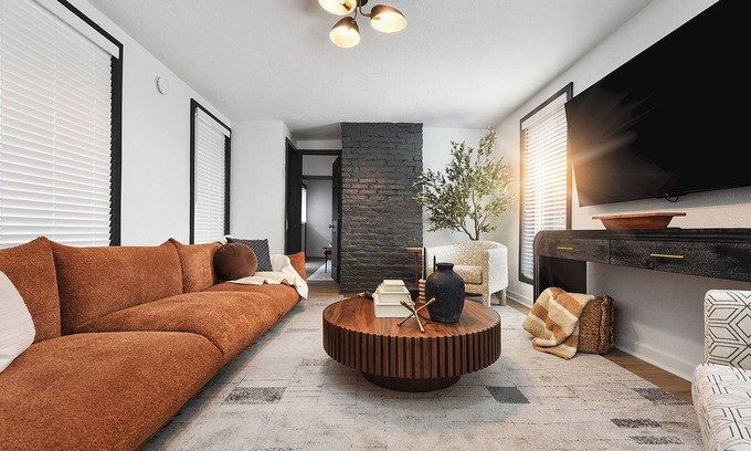 Pittsburgh House | Regal Bricks LUX - City View - Parking - 5 Min to Downtown - Fire Pit