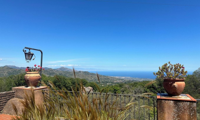 Piedimonte Etneo Villa | Reganati Estate