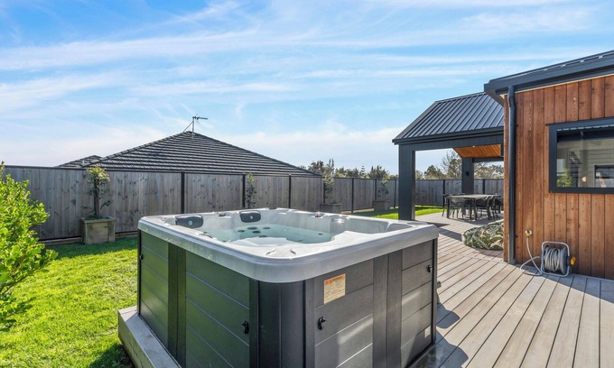 Martinborough House | Regent Sanctuary - Martinborough Holiday Home