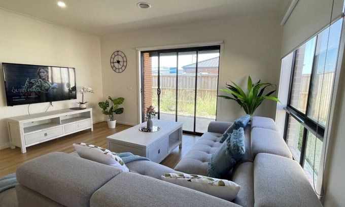 Melton South House | Relax 5 BRMS Rental house Netflix Parking Wifi near Melton