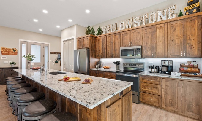 West Yellowstone House | Relax After Snowmobile Adventures | 1 mi to YNP | Perfect for Families & Groups