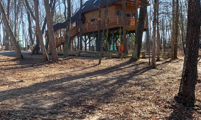 Shenandoah Cabin | Relax and get away in the tree tops in our Eagle's Nest Tree House
