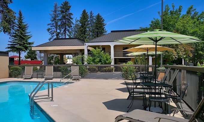 Orchard District Hotel | Relax and Recharge! 4 Comfortable Units! Near Cascade Village Shopping Center!