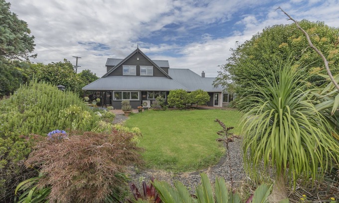 The Gardens House | Relax at Redoubt - Auckland Holiday Home