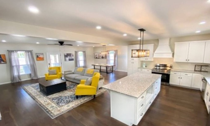 McMinnville House | Relax at the Modern Farmhouse known as the 73 at Magnolia Corner.