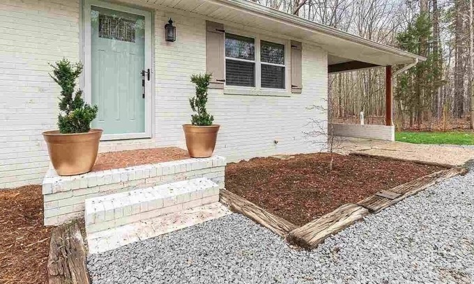 Raleigh House | Relax & enjoy privacy-peaceful acre ~10 min to RDU.