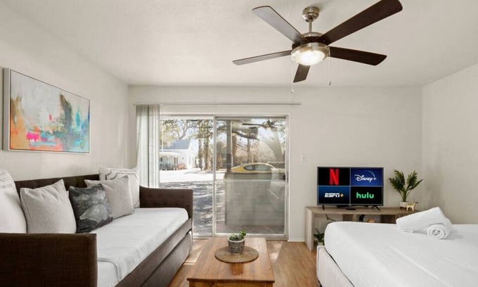 Hyde Park Apartment | Relax in Hyde Park! Parking + Great Location + Tub