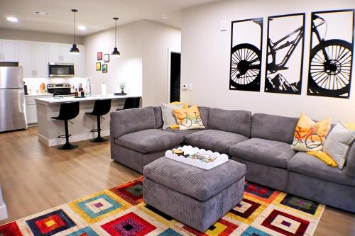 Rogers Apartment | Relax In Style ,cozy 1br ,sectional, Gym,free "p"