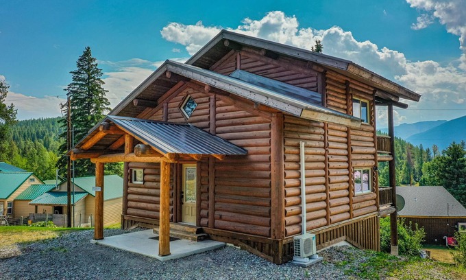 Coram House | Relax in This Chalet: 2 bd/2 ba, BBQ, WiFi, Games & Mountain Views- 7 mi to GNP