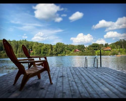 Chertsey Ski Chalet | Relax On the Lake Waterfront with Hot Tub