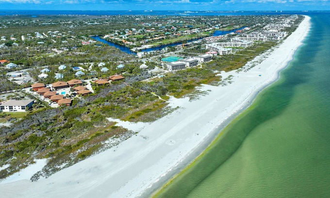 Sanibel Condo | Relax on your private deck with Gulf views Sanibel Island - Pet Friendly - Signal Inn 09