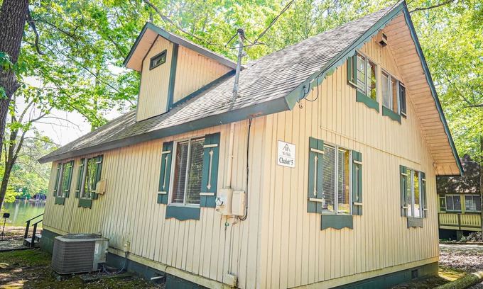 Pine Mountain Ski Chalet | Relax with your fur baby in this spacious chalet near Callaway Gardens