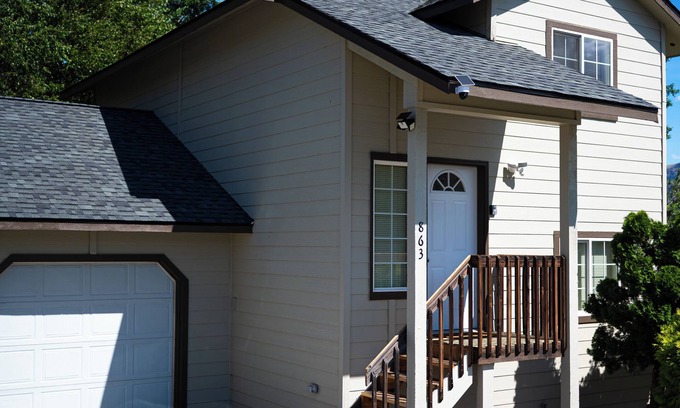 East Wenatchee House | Relaxing 2-Bedroom Home with Private Deck in East Wenatchee