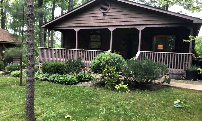 Vulcan Cabin | Relaxing 3B Log Home-15 min walk to the Black River!