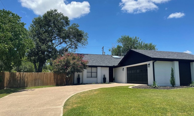 College Station House | Relaxing 3BR home with King suite & WiFi in Bryan + Aggie Football tix available