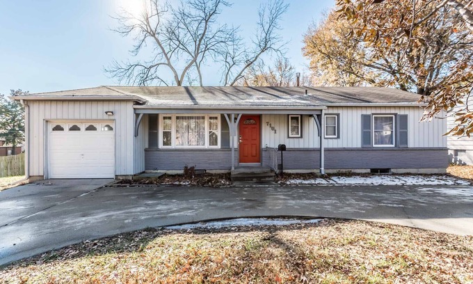 Overland Park House | Relaxing and spacious single family in heart of Overland Park