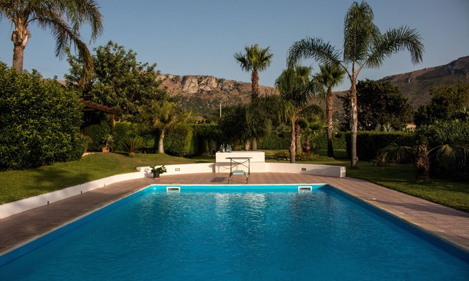 Cinisi Villa | Relaxing at Villa Maria