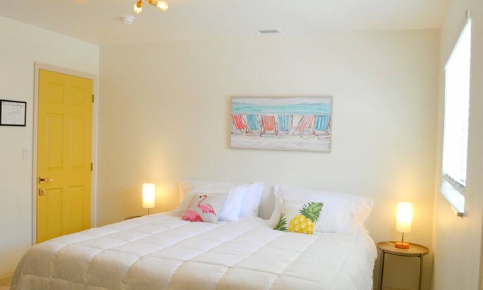 River Oaks Villa | Relaxing bedroom vacation near city/beach/airport